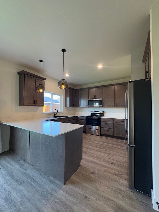 Building Photo - Peaceful Living Just Minutes from Town