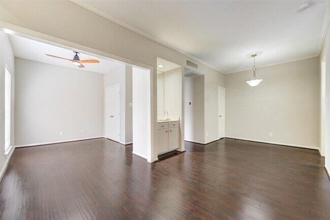 Building Photo - 726 Bering Dr