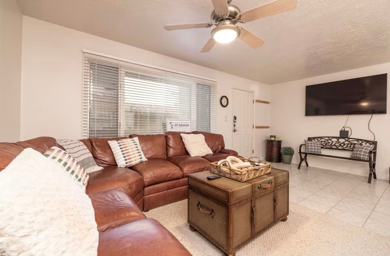Building Photo - 1845 W Canyon View Dr