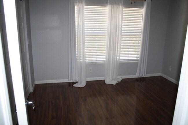 Building Photo - Beautiful Townhouse