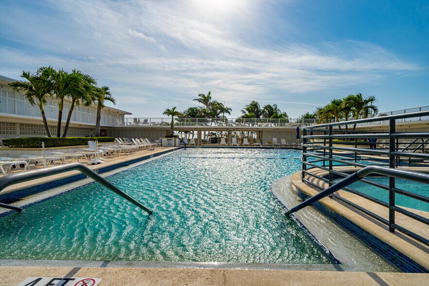 Building Photo - 4747 Collins Ave