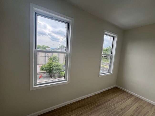 Building Photo - 5 Bed 2.5 Bath Single-Family Home