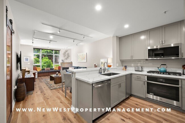 Building Photo - Super Spacious Cortez Hill 2-Bedroom at Discovery! Small Pet Ok!