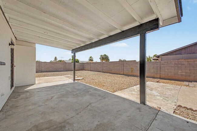 Building Photo - 935 W Santa Cruz Dr