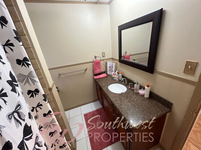 Building Photo - Spacious 3 Bedroom Brick Home in the Heart of Stephenville!