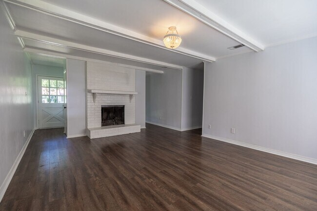 Building Photo - 3 Bedroom, 2 bathroom in Fairhope Availabl...