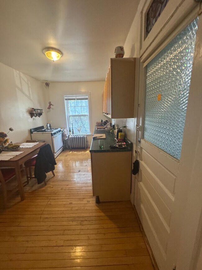 Building Photo - Lovely and Very Large Ravenswood Manor 1 BR