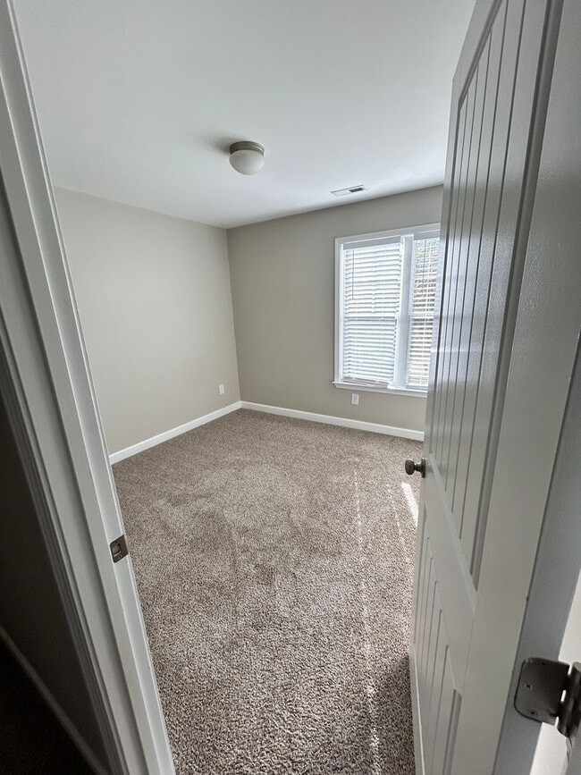 Building Photo - Large family rental available in Maple Hill