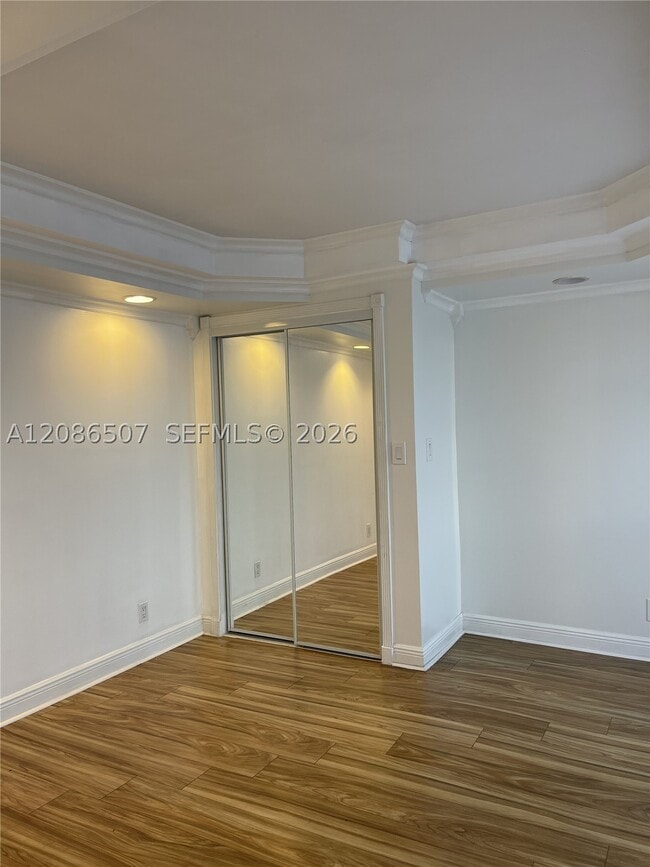 Building Photo - 800 Parkview Dr