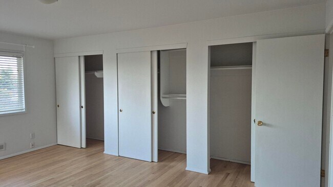 Building Photo - Amazing 2 Bedroom 1 Bath with View in NW P...