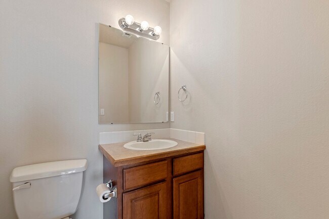 Building Photo - Very Clean 3 Bedroom Home with Community P...