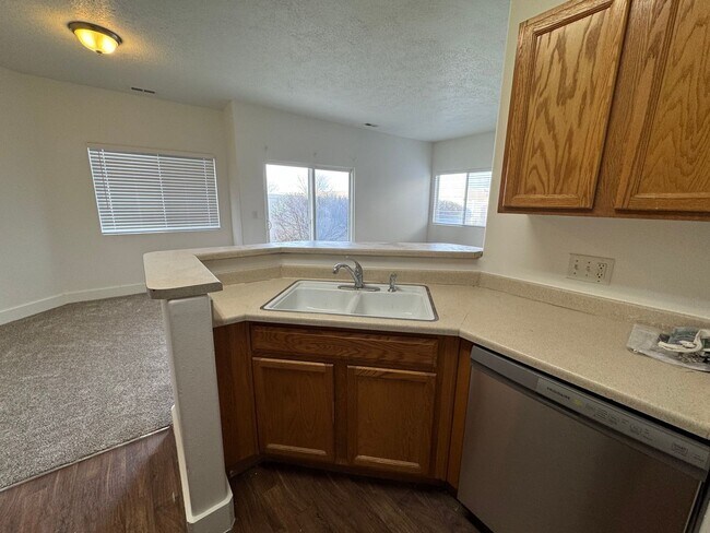 Building Photo - Amazing Riverton Townhome in Aspen Springs!