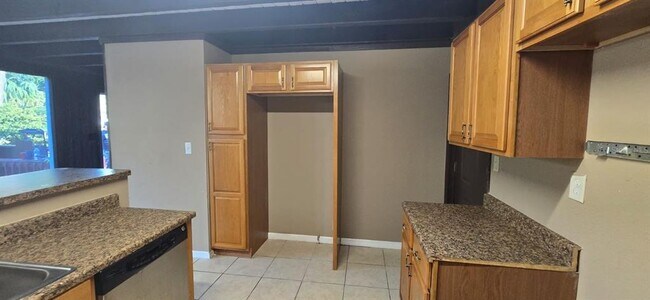Building Photo - 6221 Woodhaven Dr