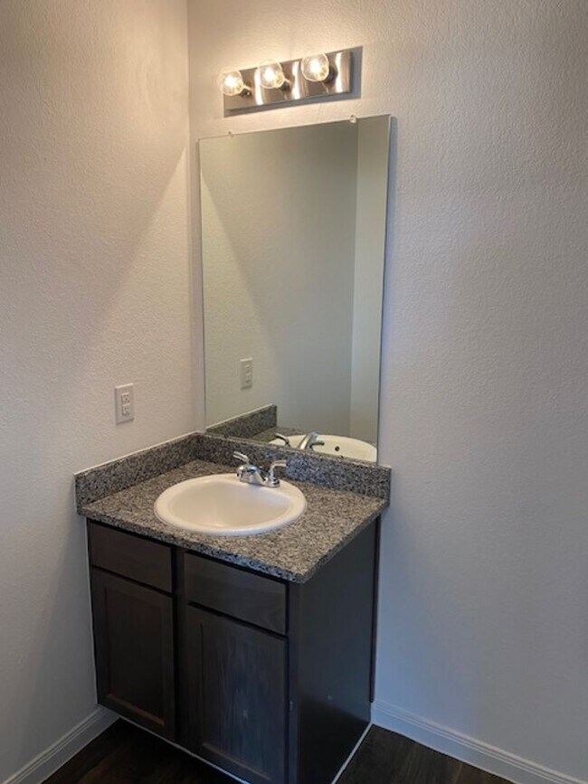 Building Photo - Stunning 3 bedroom, 2 bath home with a del...