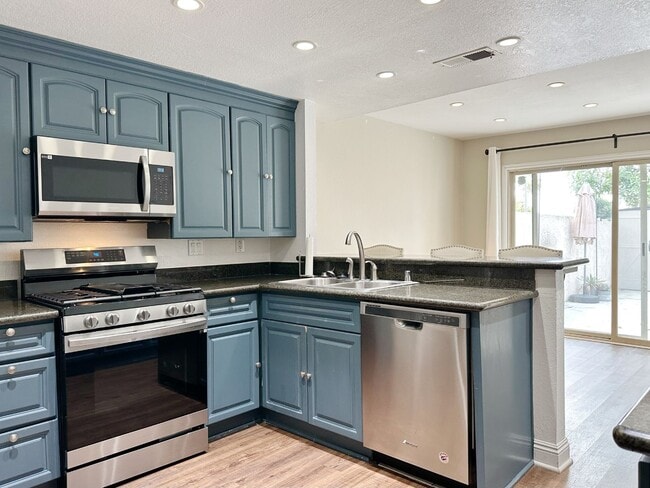 Building Photo - Spacious Single-Level Attached Home w/ Yard