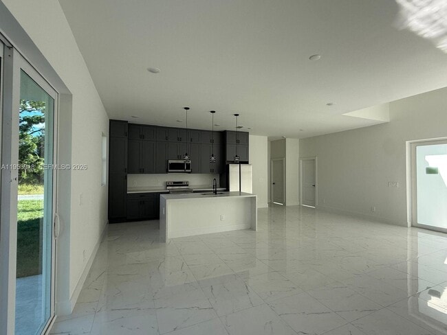 Building Photo - 1121 Florence St E