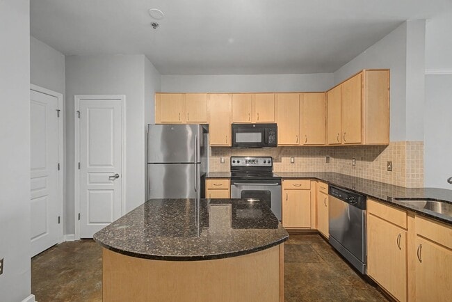 Building Photo - Penthouse-level 1 bed / 1 bath Condo at Bristol on Broadway