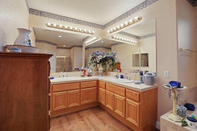 Building Photo - 549 Glenbriar Cir