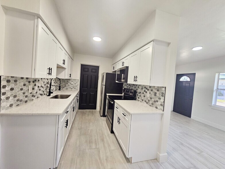 Kitchen - 1105 E South St