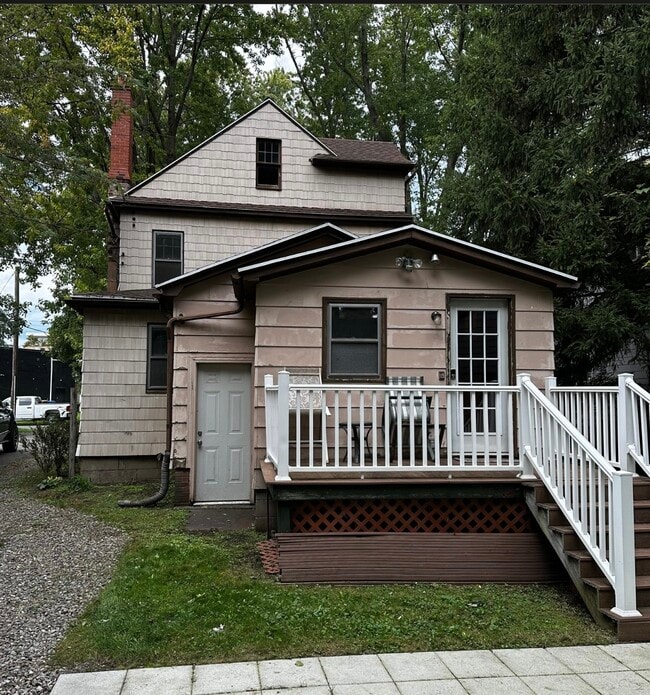 Building Photo - 9 Hickory St