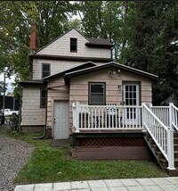 Building Photo - 9 Hickory St