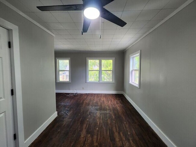 Building Photo - 4 Bedroom/2 Bath w/Attached Garage Recentl...