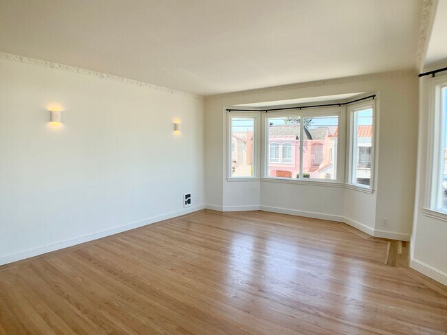 Building Photo - Remodeled! GARAGE PARKING Included! IN-UNI...