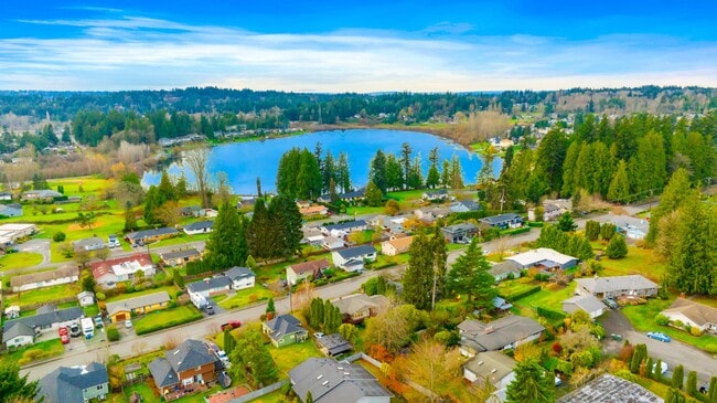 Building Photo - Spacious 5-Bed Home on XL Private Lot!