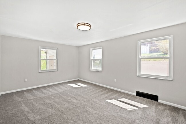 Building Photo - MOVE IN SPECIAL! SCORE HALF OFF 1ST MONTH'...