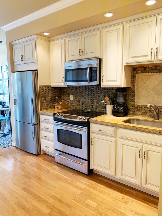 Building Photo - The Dakota Condominiums - 1 bedroom