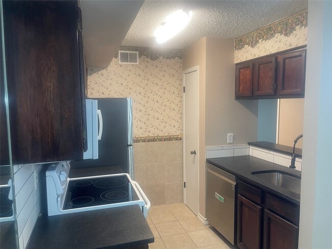 Building Photo - 17331 Red Oak Dr