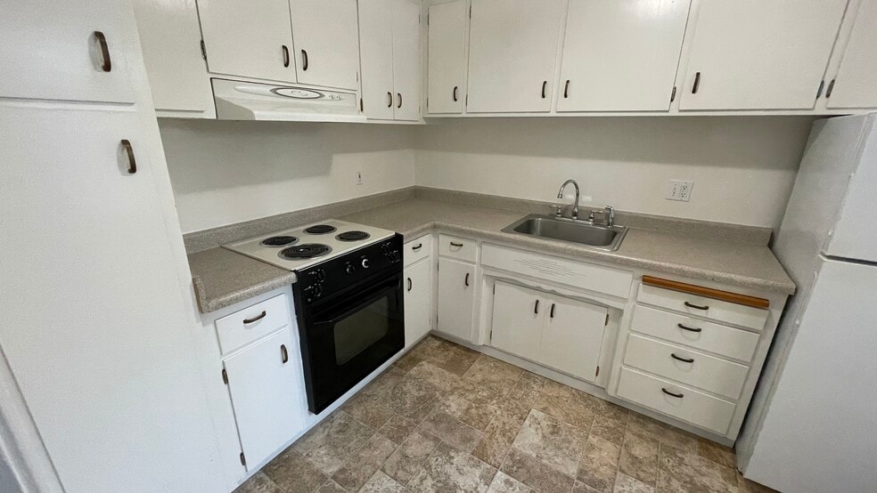 Kitchen - 2534 San Fernando Way