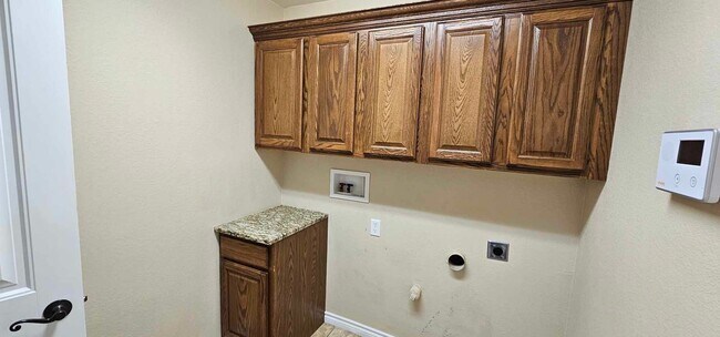 Building Photo - Beautiful 4 bedroom, 2 bath home for rent