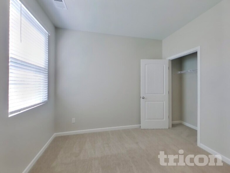 Building Photo - 2028 Tate Farm Ln