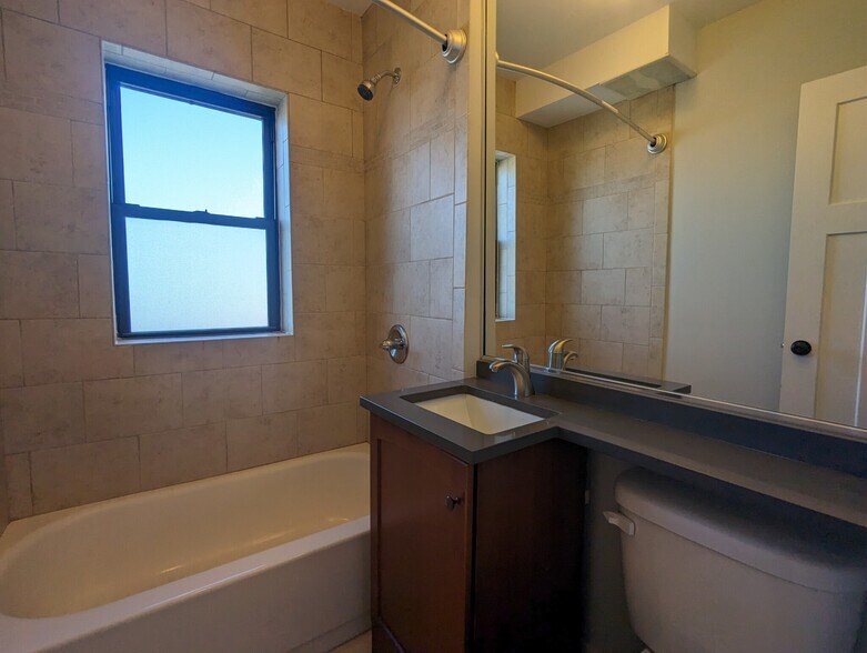 Building Photo - 556 W Arlington Pl