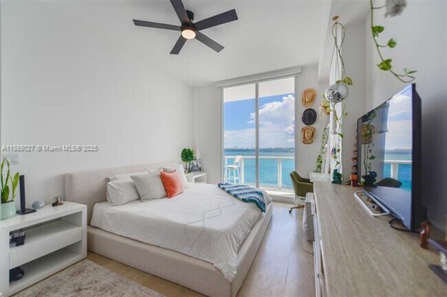 Building Photo - 725 NE 22nd St