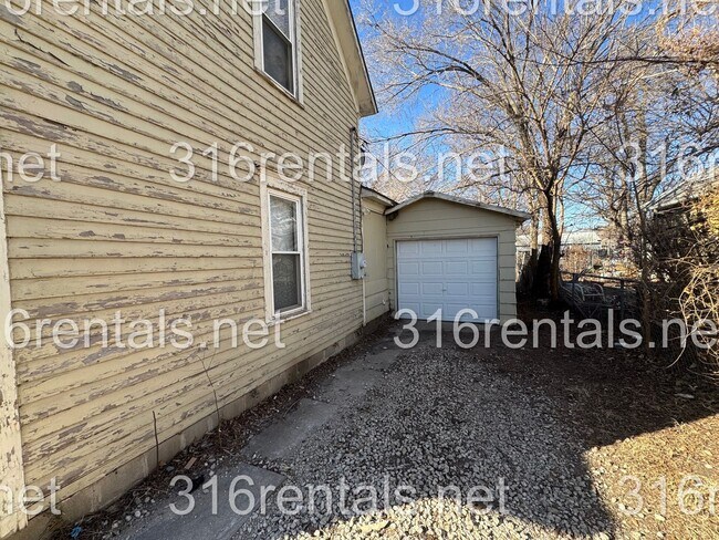Building Photo - $825- 2 bed 1 bath - Home