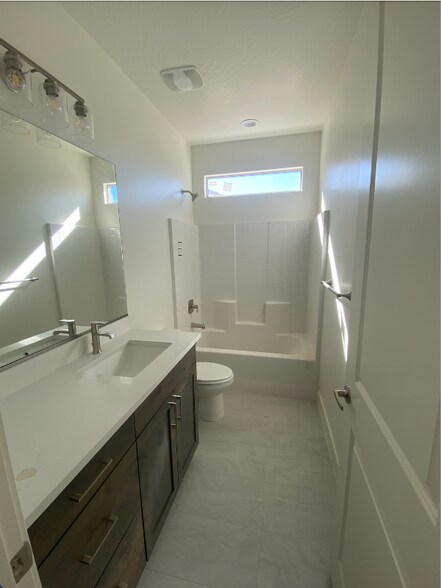 Building Photo - 1555 W 470 N