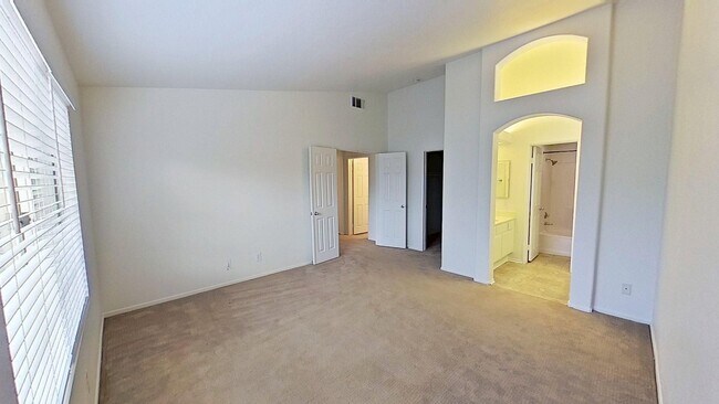 Building Photo - 30 Fuchsia: End Unit 2 Bed 2 Bath Condo in...