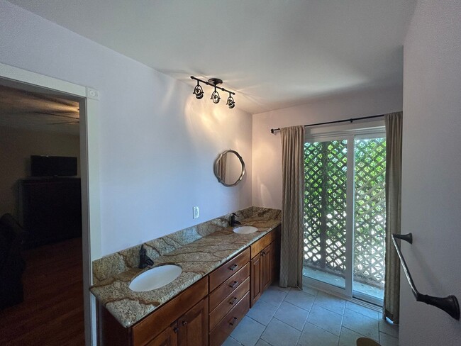 Building Photo - RURAL CHARM ON TOP OF THE HILLS IN VISTA