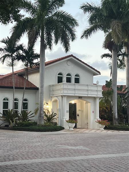 Building Photo - 903 Villa Cir