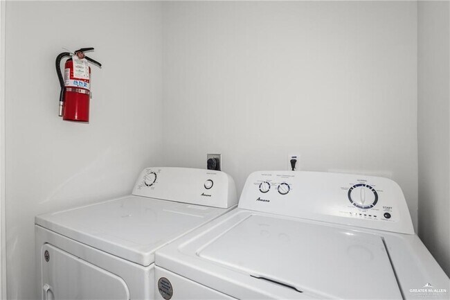 Building Photo - 402 N Alexandrite Ave
