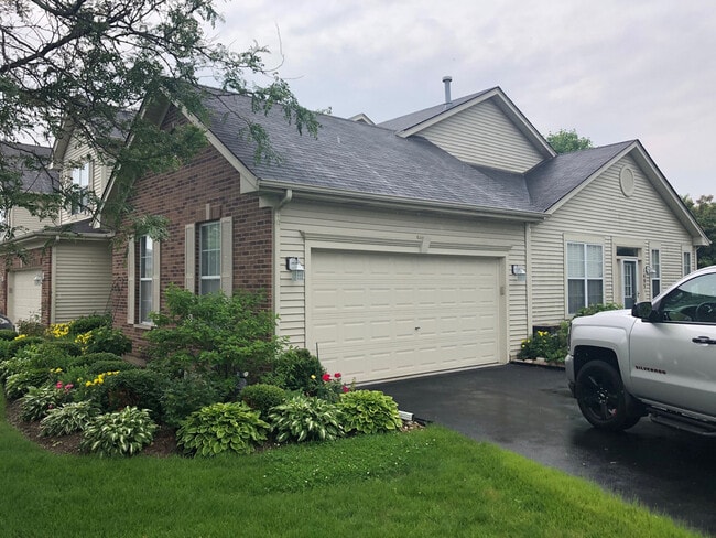 Building Photo - Exceptionally Clean 2-Bedroom Ranch with Double Car Garage