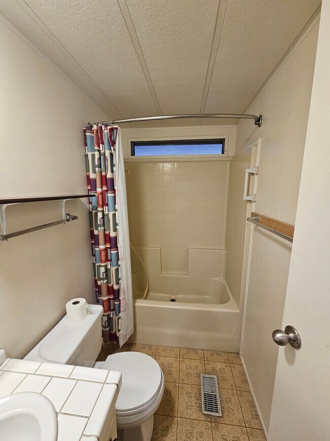 Building Photo - 2 bed/2 bath Manufactured Home in Desirabl...