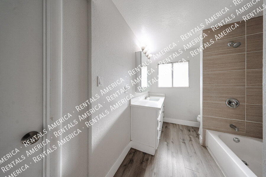 Building Photo - 2110 W Greenbriar Dr
