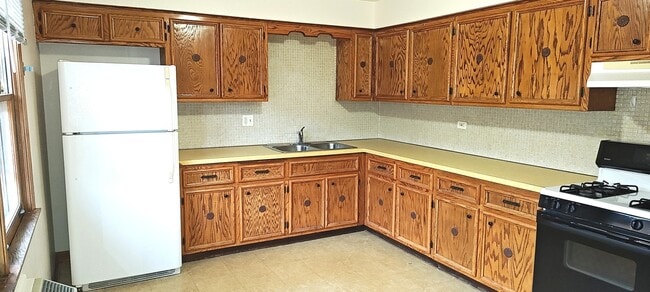 Building Photo - 2412 N 76th Ave