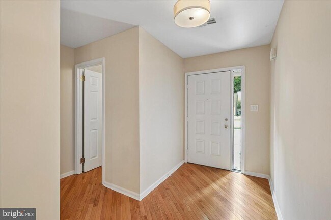 Building Photo - 156 Eaton Dr