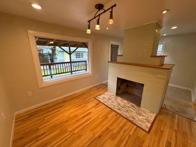 Building Photo - 1070 SW 16th Ave