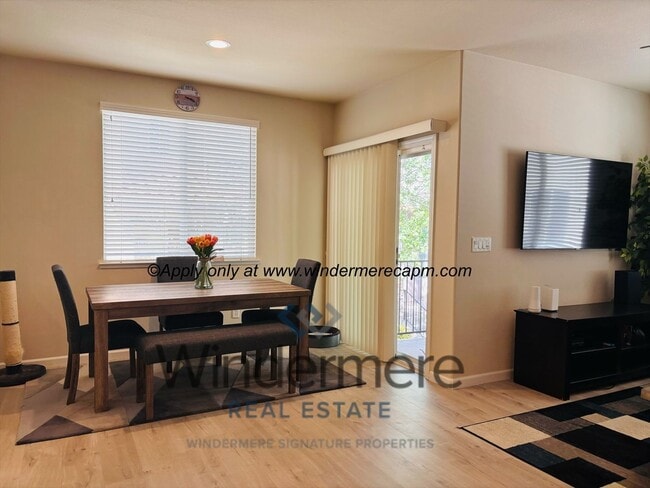 Building Photo - Stylish & Spacious 2 bedroom-/1 bath Condo in Astoria at Gateway Oaks!