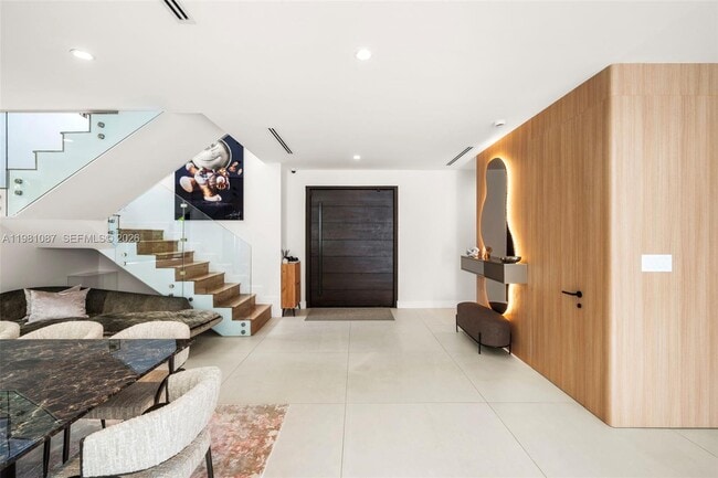 Building Photo - 710 S Shore Dr